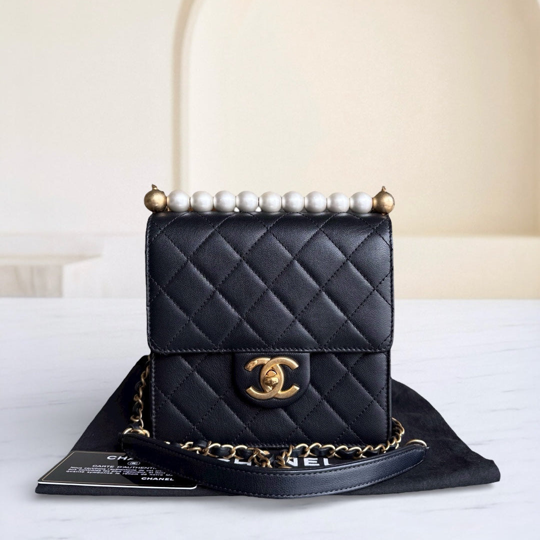 Sac Chanel Mini Flap Chic en agneau noir et perles, finitions dorées Series 28