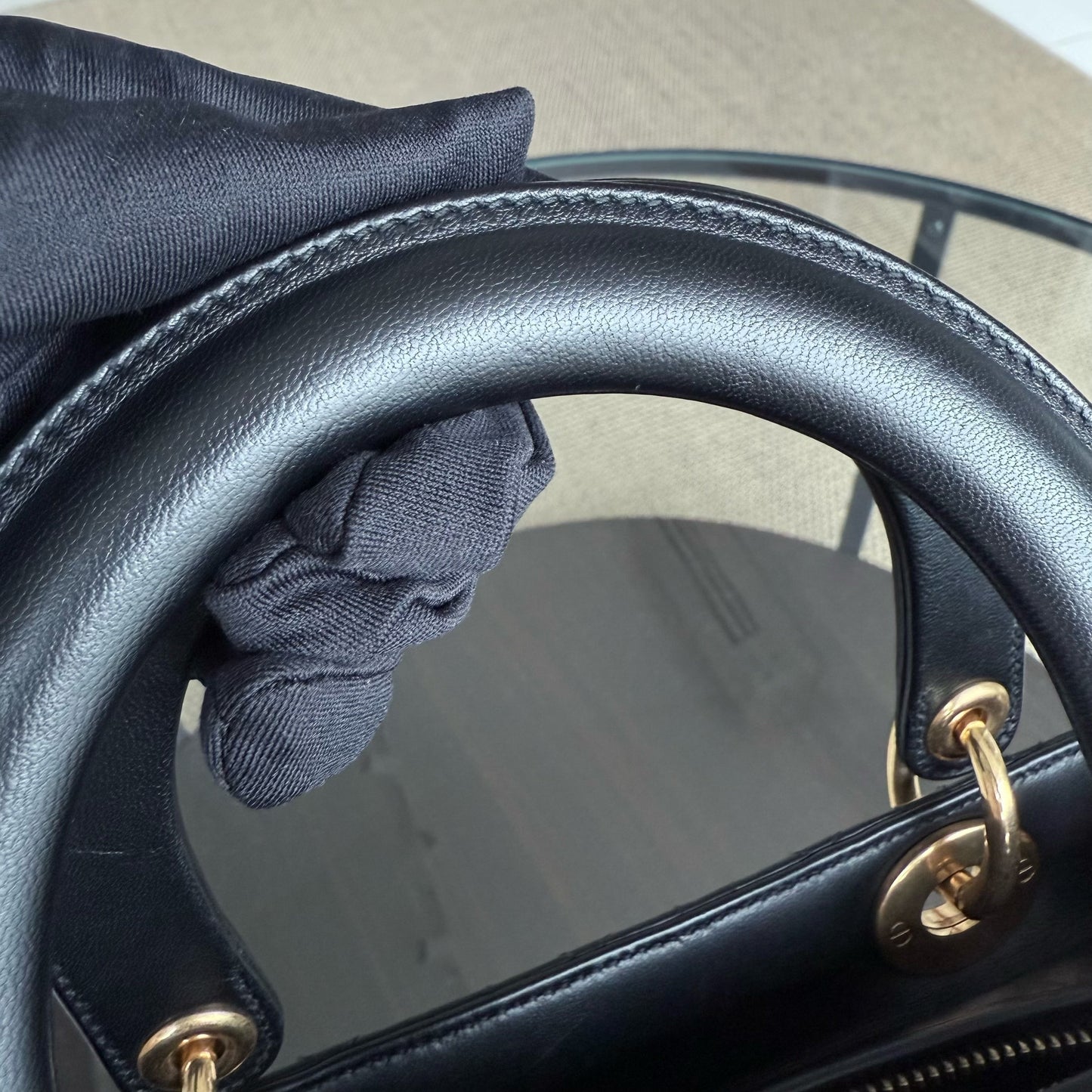 Lady Moyen - Cuir d'agneau Cannage noir Quincaillerie dorée SANS SANGLE — Kovancy