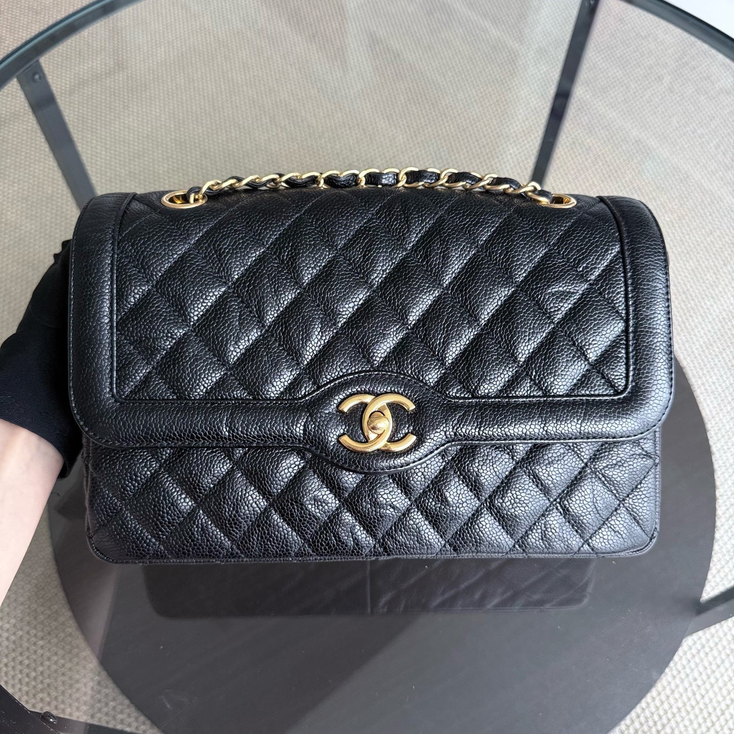Sac à rabat bicolore saisonnier Chanel - Caviar 28 cm, noir matelassé, finitions dorées Series 21