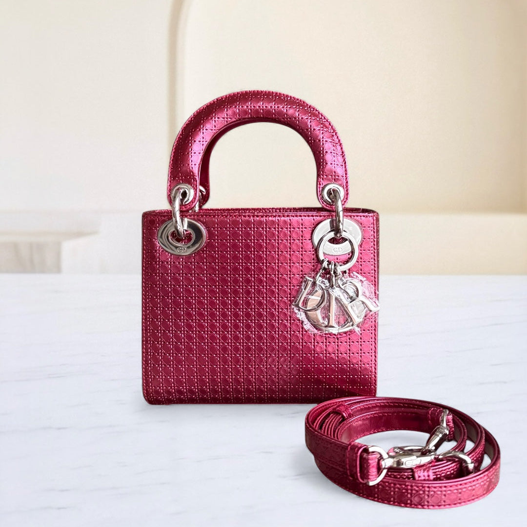 Lady Mini - Cuir de veau micro-cannage rose métallisé, détails argentés, bandoulière ajustable — Kovancy