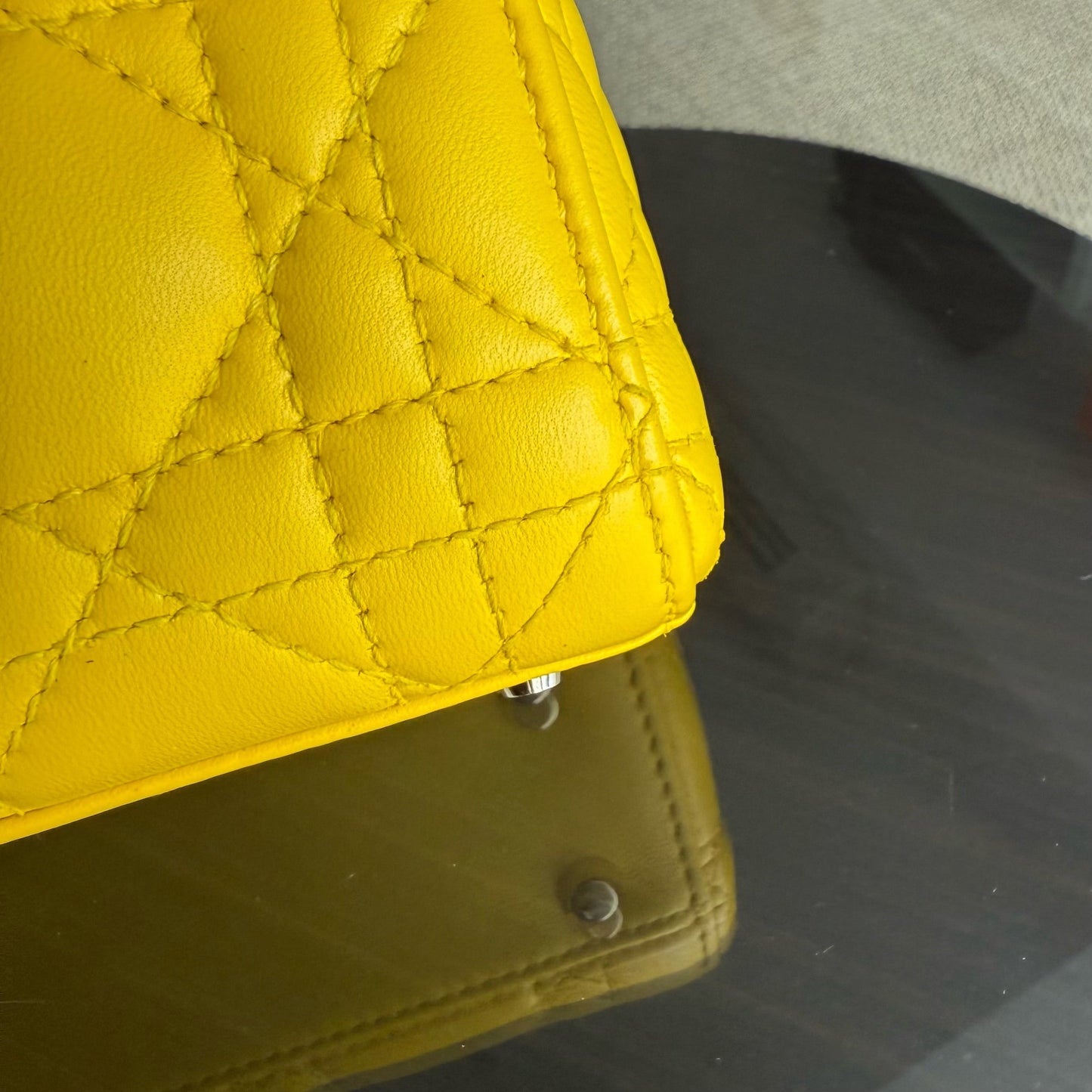 Lady Mini - Cuir d'agneau Cannage, détails en or jaune, bandoulière ajustable — Kovancy