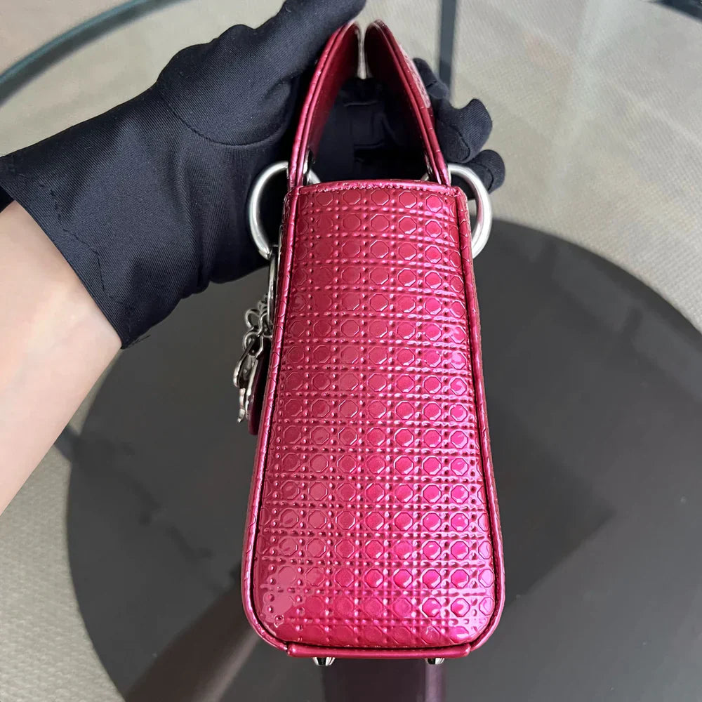 Lady Mini - Cuir de veau micro-cannage rose métallisé, détails argentés, bandoulière ajustable — Kovancy