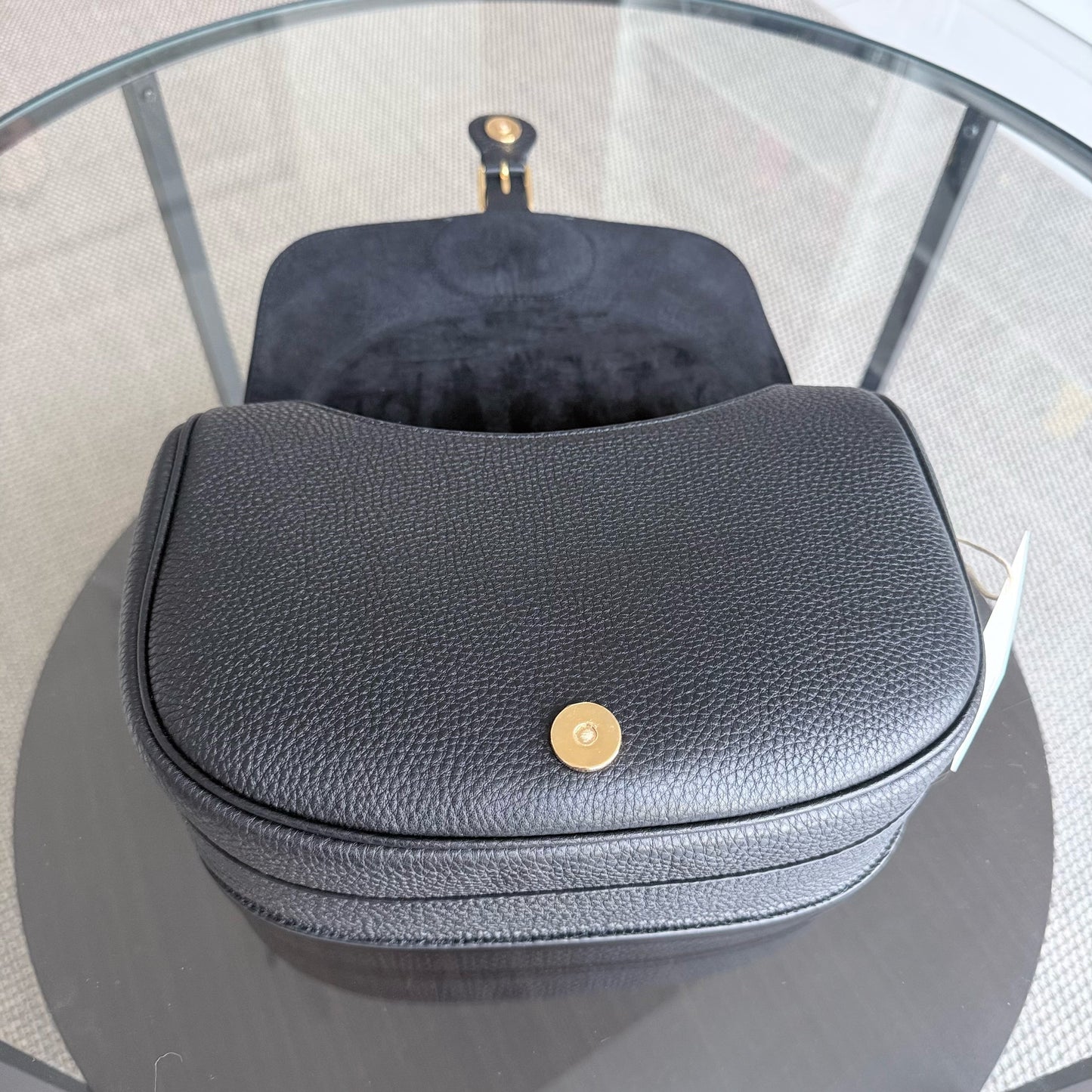 Bijou Bobby Large - Cuir caviar noir, finitions dorées, bandoulière — Kovancy
