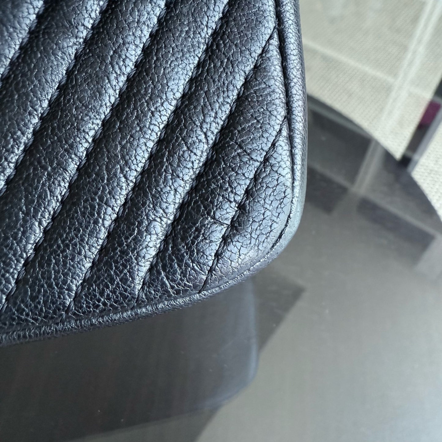 Sac à rabat saisonnier Chanel Small - 23 cm Surpiqué CC Médaillon à chevrons Rabat Chevron Cuir de chèvre Noir Quincaillerie dorée Series 20