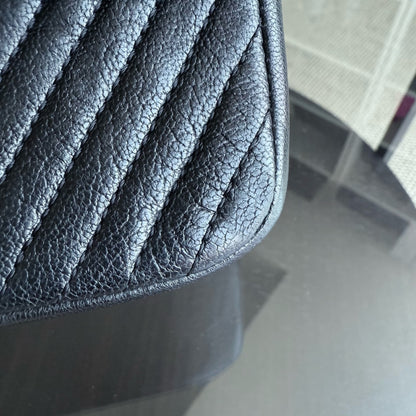 Sac à rabat saisonnier Chanel Small - 23 cm Surpiqué CC Médaillon à chevrons Rabat Chevron Cuir de chèvre Noir Quincaillerie dorée Series 20