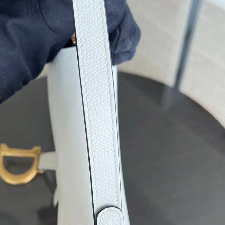 Saddle Small 21 cm en cuir caviar blanc avec bandoulière et finitions dorées. — Kovancy