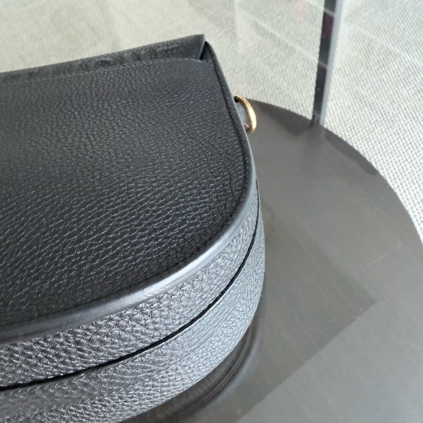 Bijou Bobby Large - Cuir caviar noir, finitions dorées, bandoulière — Kovancy