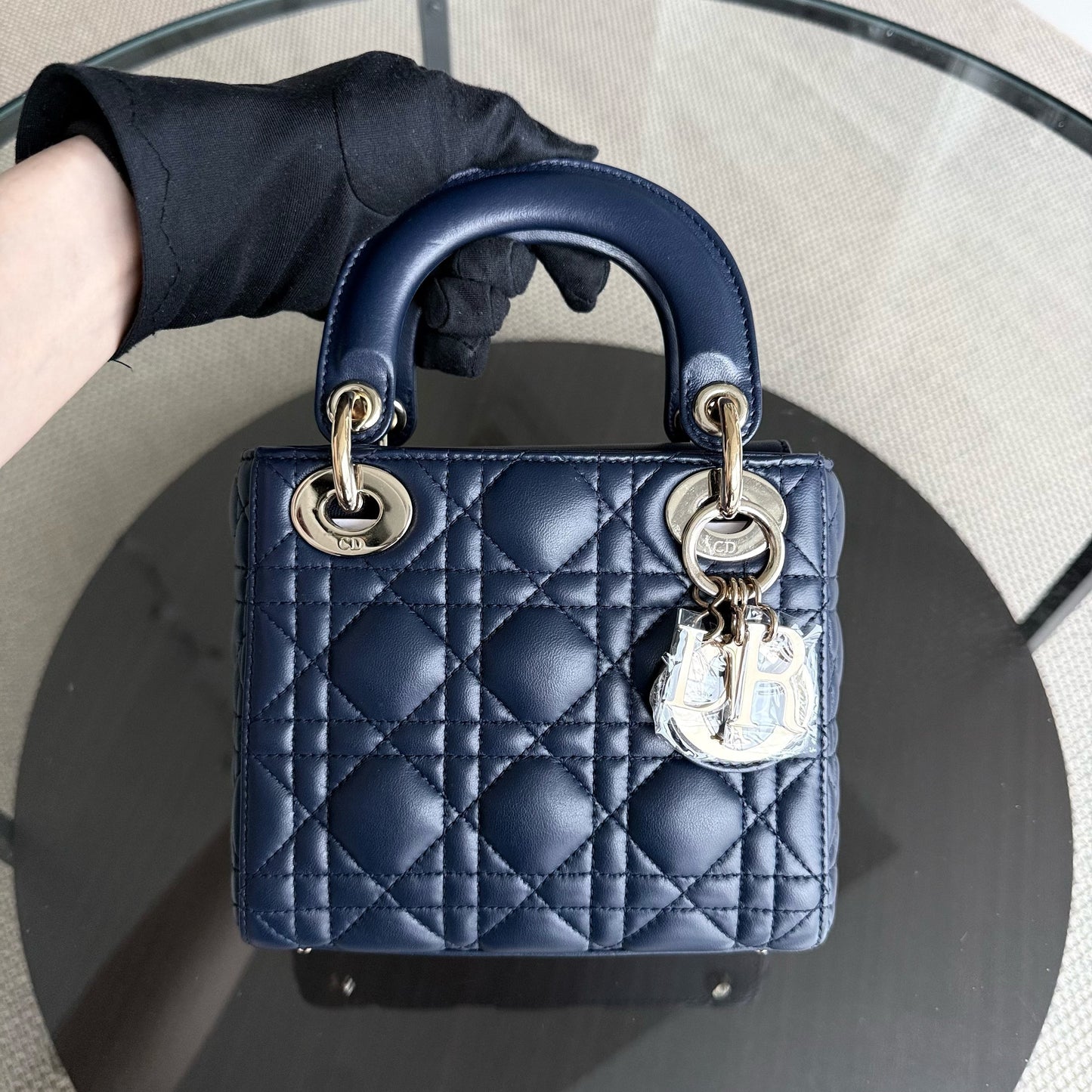 Lady Mini - Bandoulière réglable en cuir d'agneau Cannage bleu foncé avec finitions dorées — Kovancy