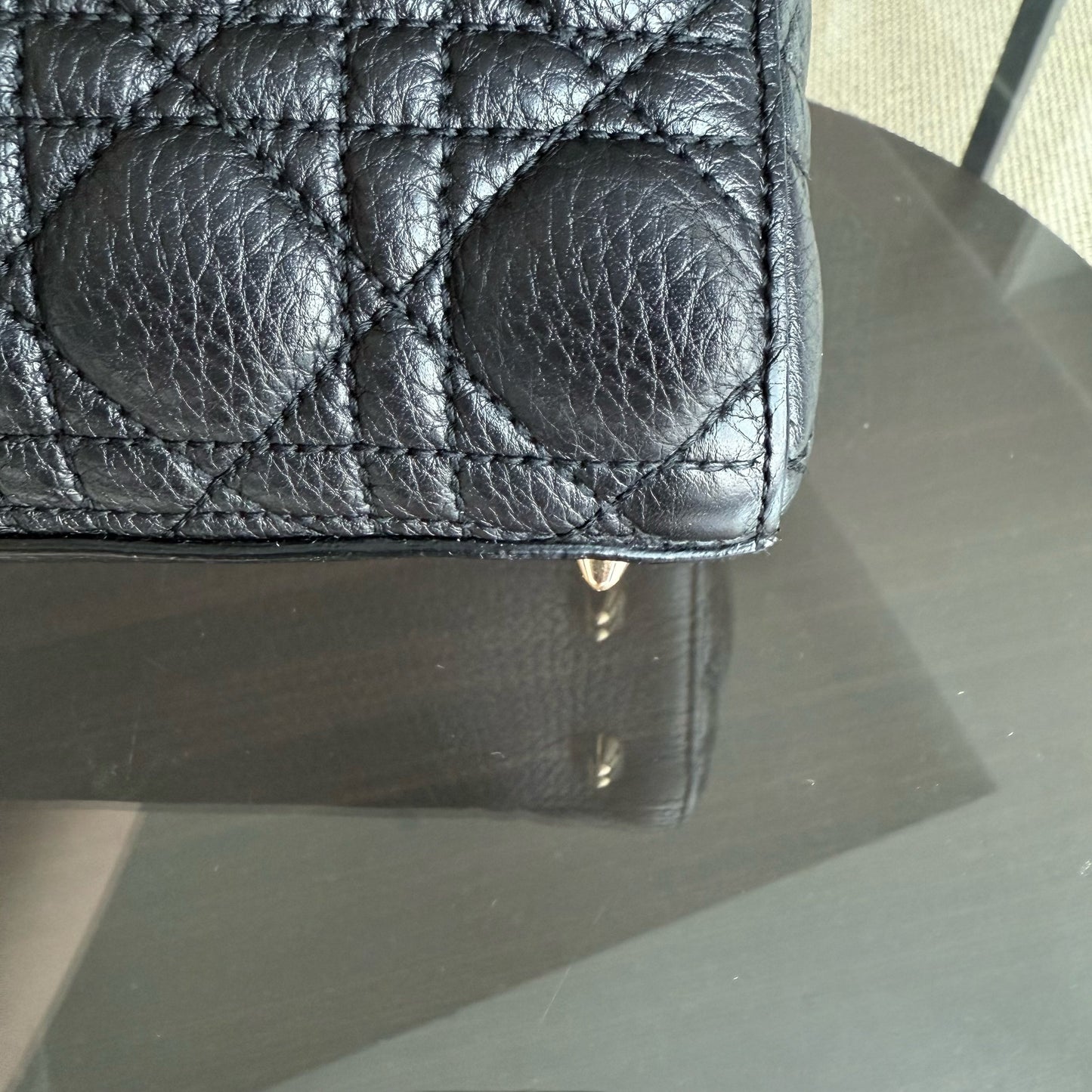 Lady Petit rabat - Cuir de veau grainé Caviar Cannage Noir Quincaillerie dorée — Kovancy