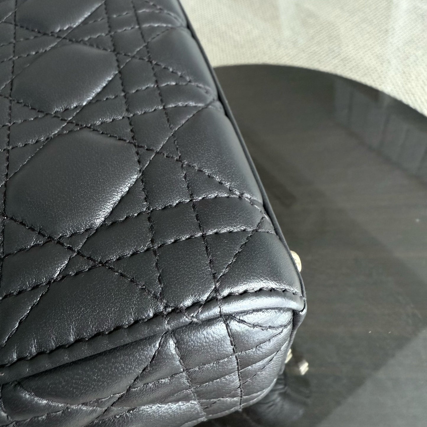 Lady Mini - Sangle chaîne en cuir d'agneau Cannage gris foncé avec quincaillerie dorée — Kovancy