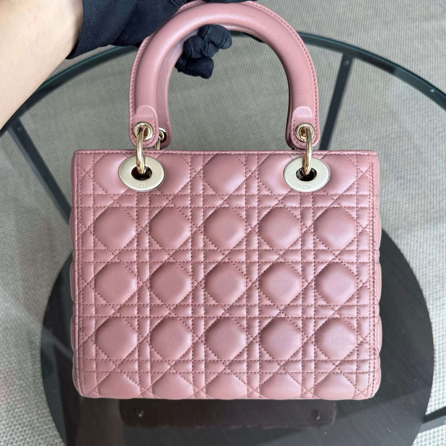 Dior Lady Taille moyenne - Cuir d'agneau Cannage, finitions dorées, sans bandoulière