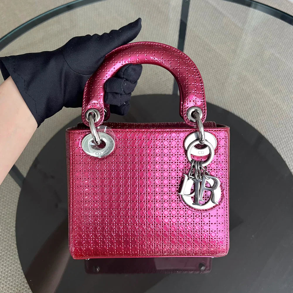 Lady Mini - Cuir de veau micro-cannage rose métallisé, détails argentés, bandoulière ajustable — Kovancy