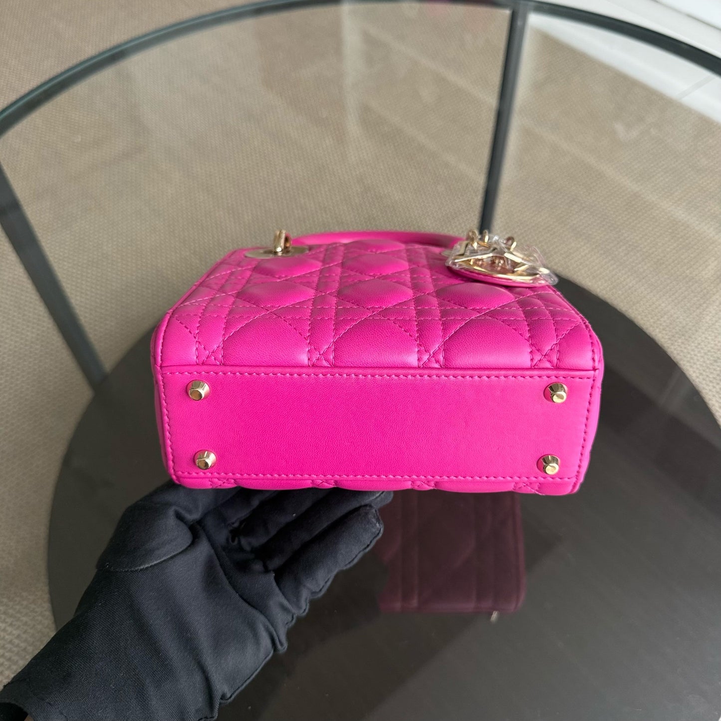 Lady Mini - Bandoulière en cuir d'agneau Cannage rose vif avec chaîne et quincaillerie dorée — Kovancy