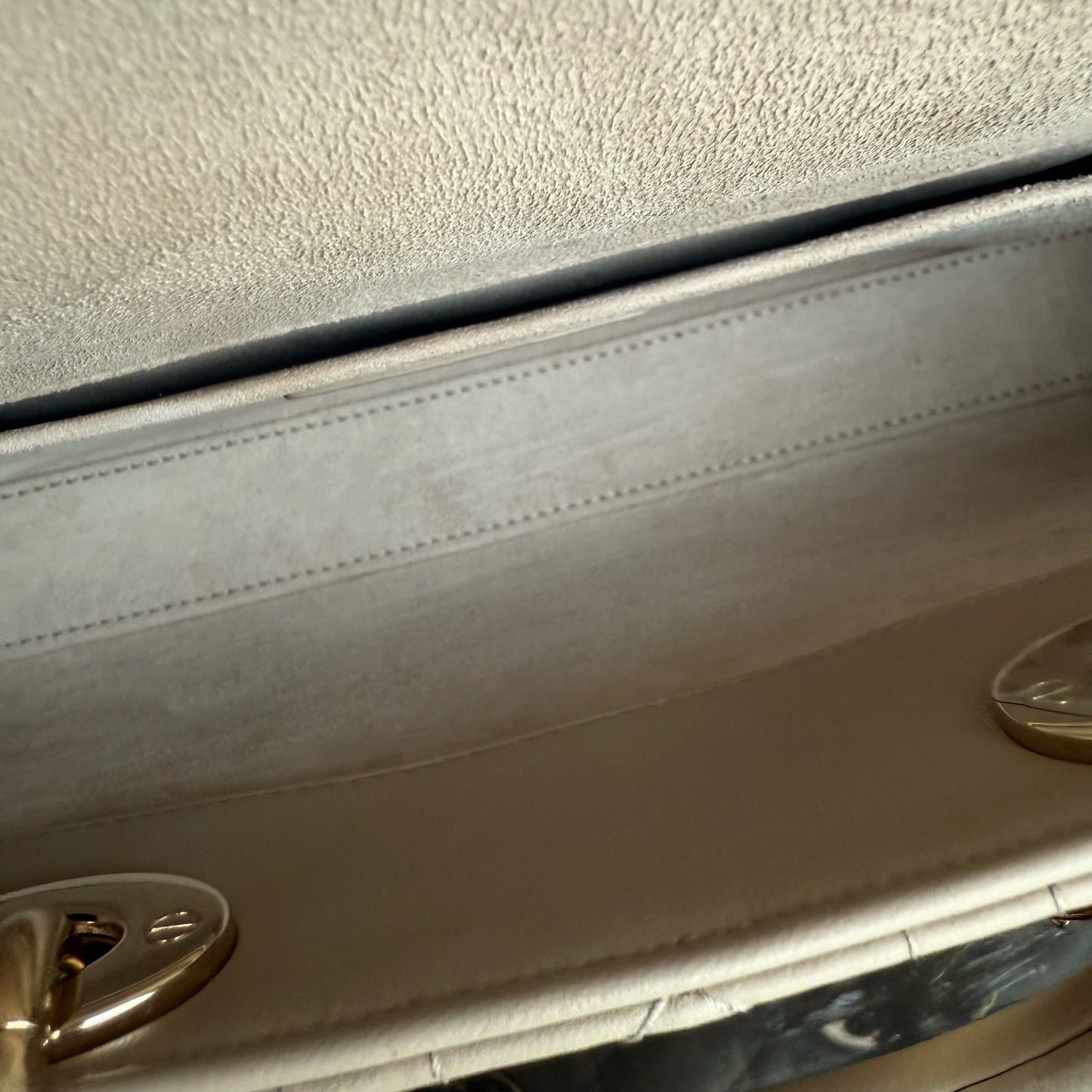 Sac à bandoulière D-Joy Medium Cannage en cuir d'agneau beige et accessoires dorés — Kovancy