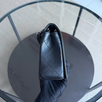 Sac à rabat saisonnier Chanel Mademoiselle CC Lock - Cuir de veau matelassé noir et métal argenté Series 23