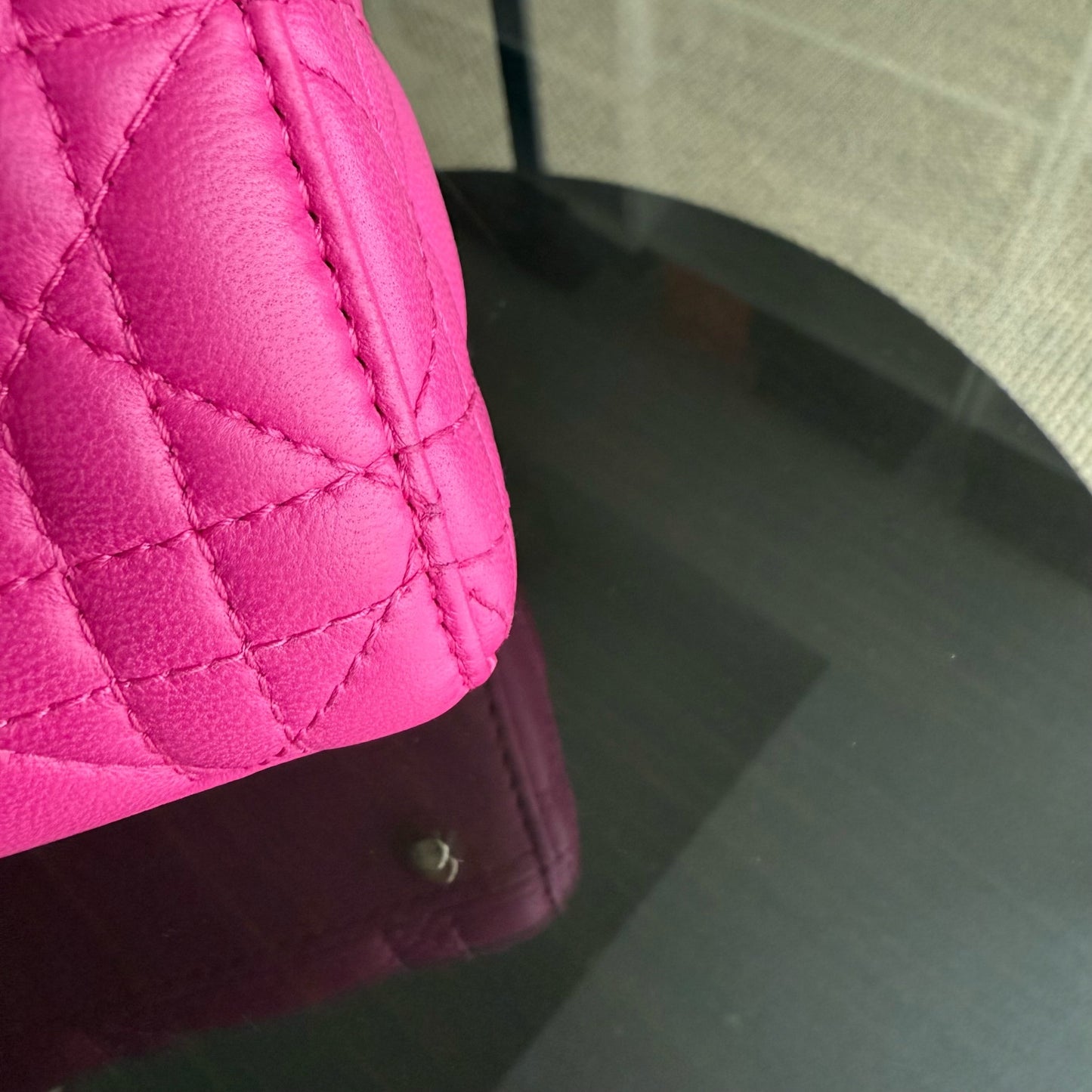 Lady Mini - Bandoulière en cuir d'agneau Cannage rose vif avec chaîne et quincaillerie dorée — Kovancy
