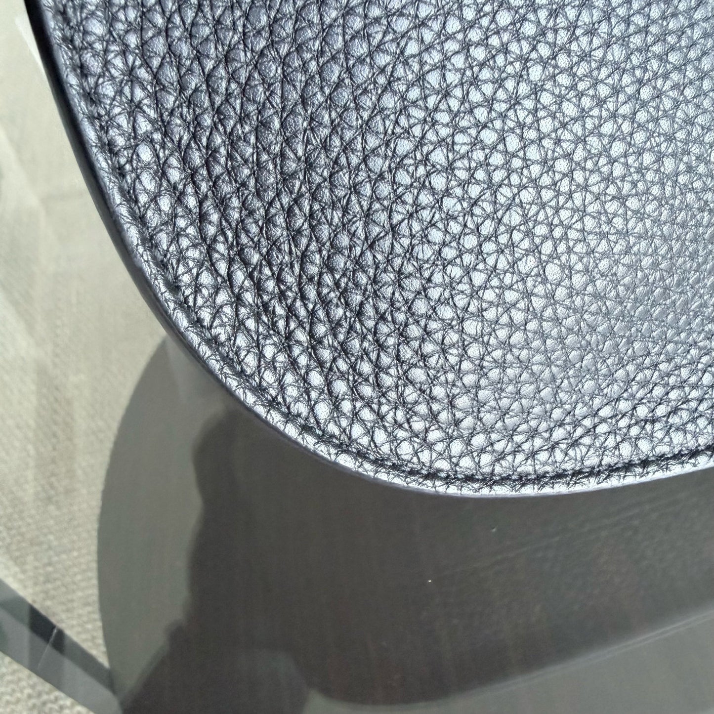 Bijou Bobby Large - Cuir caviar noir, finitions dorées, bandoulière — Kovancy