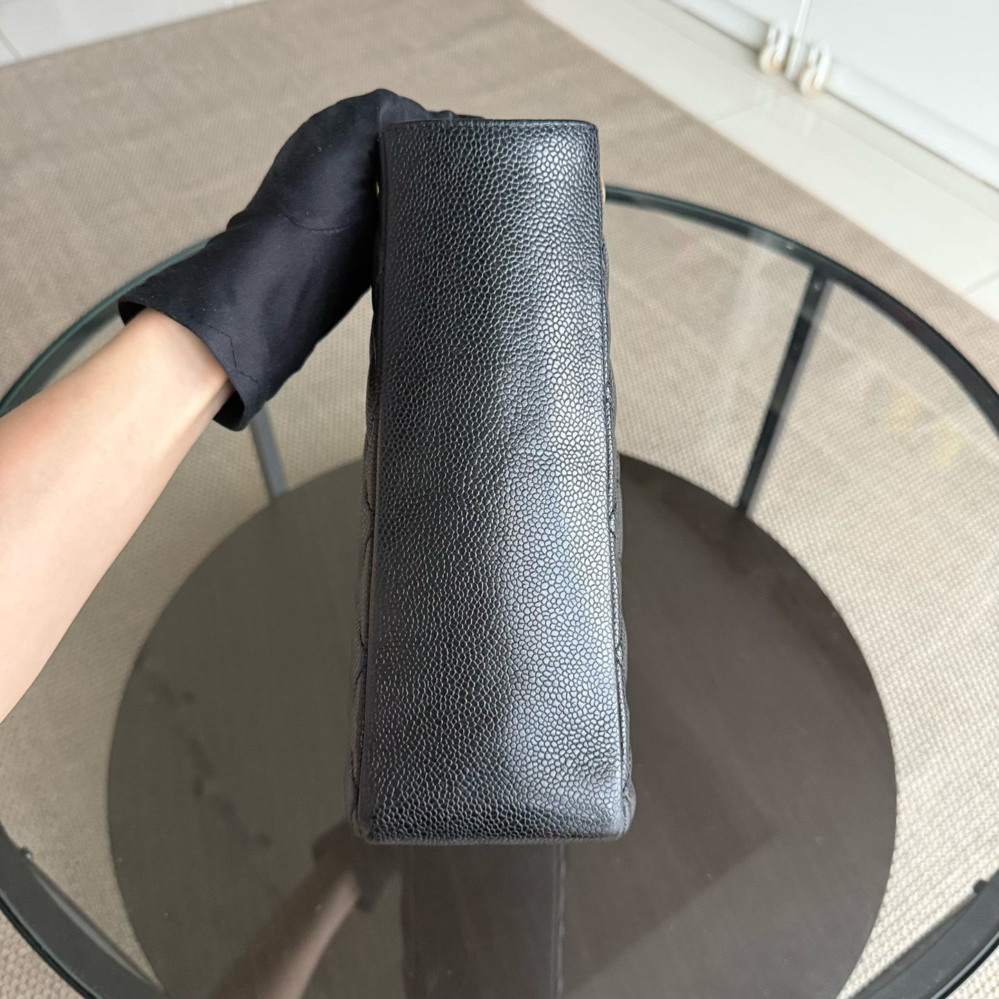 Sac cabas Chanel PST Petite - Cuir de veau grainé matelassé caviar, finitions noires et dorées