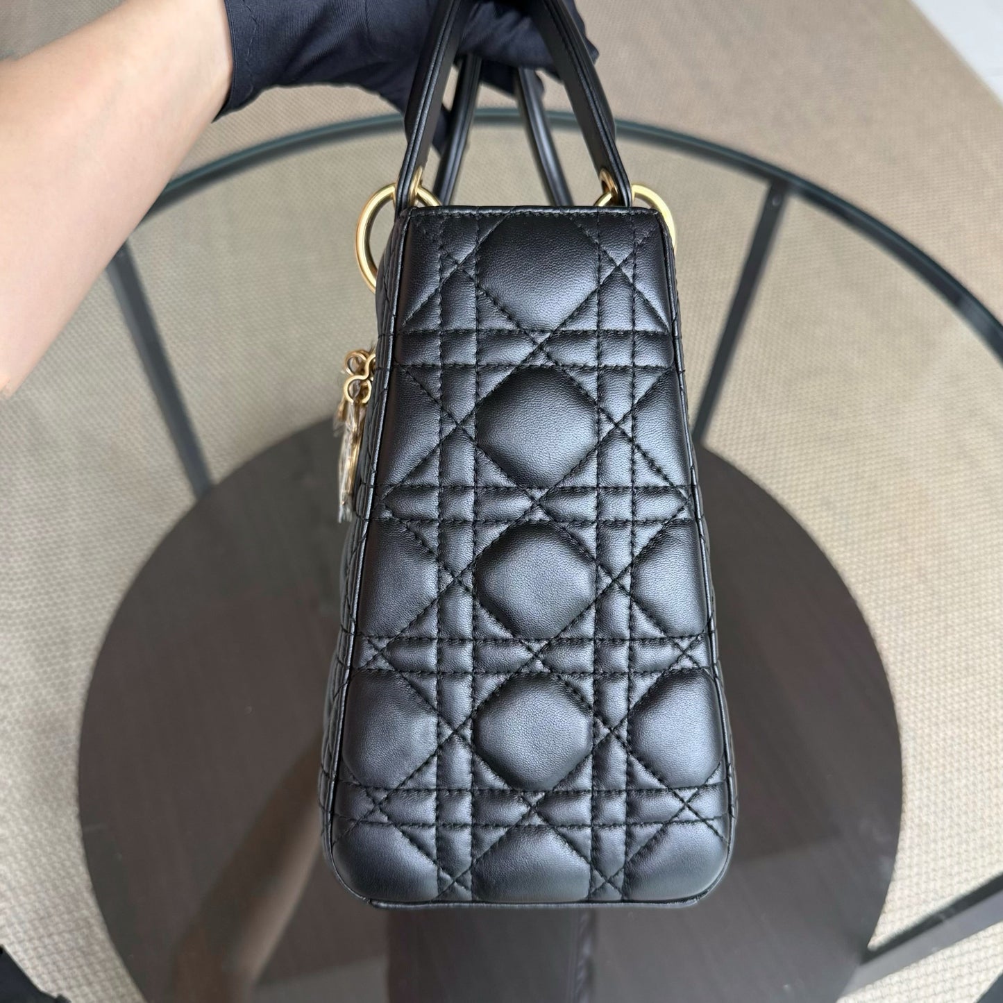 Lady Moyen - Cuir d'agneau Cannage noir Quincaillerie dorée SANS SANGLE — Kovancy