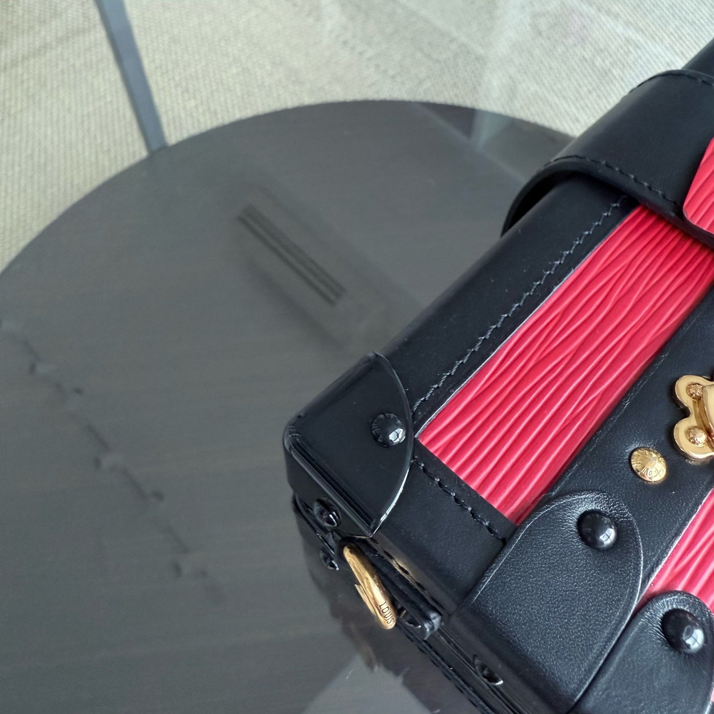 Kovancy - Petite Malle - Nouvelle édition Sac bandoulière en cuir EPI rouge avec matériel doré et puce électronique