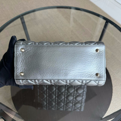 Dior Lady Rabat moyen - Cuir de veau grainé, quincaillerie argentée et dorée métallisée, édition limitée