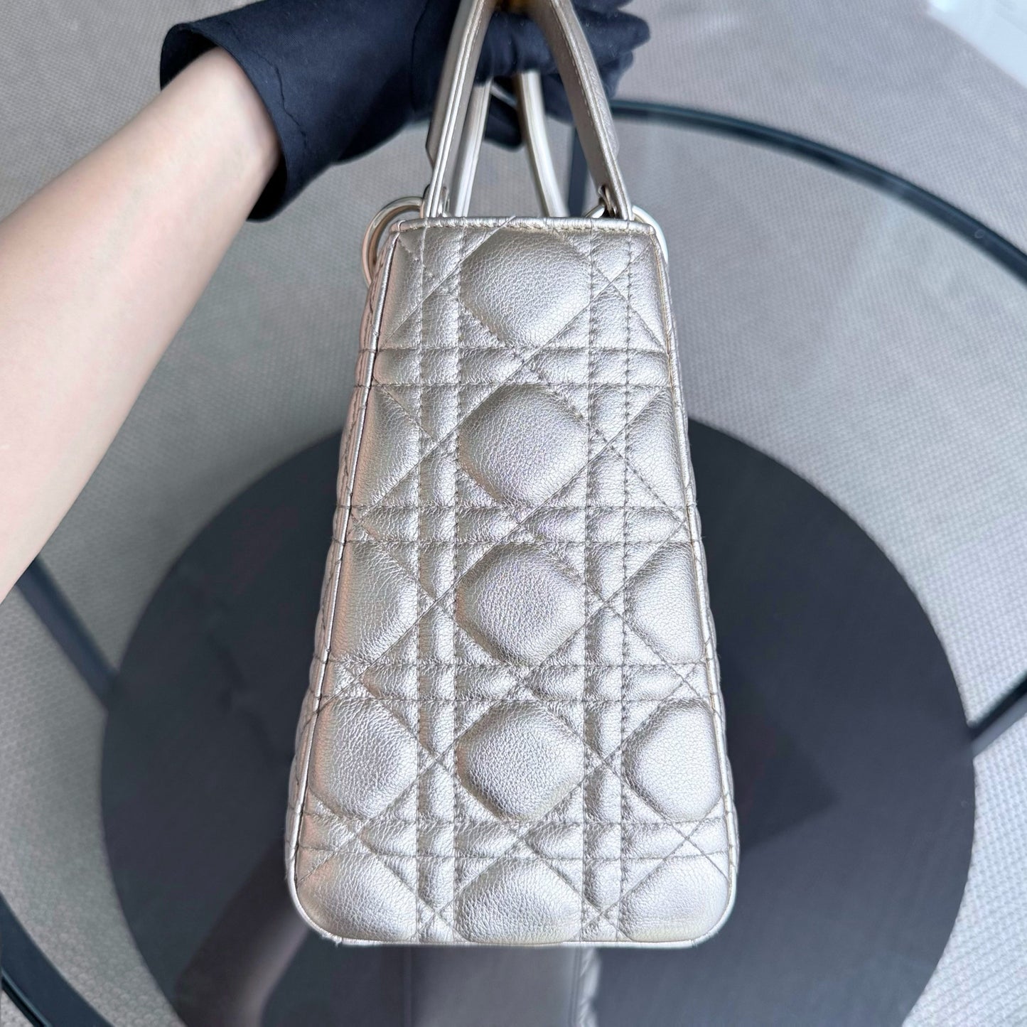 Lady Moyen - Cuir de veau doré Cannage, accessoires dorés, sans sangle — Kovancy