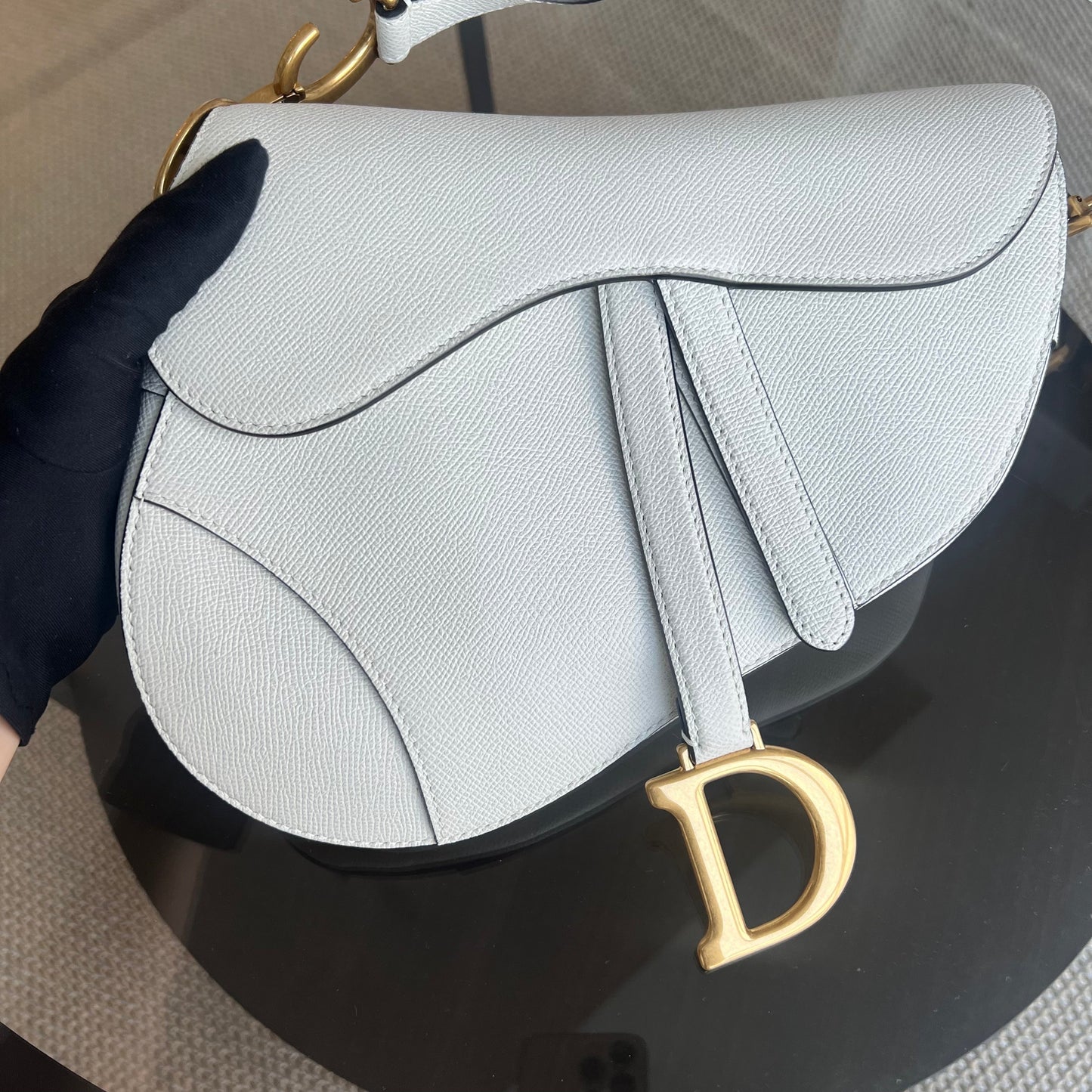 Saddle Medium - Cuir de veau grainé, finitions en or blanc — Kovancy