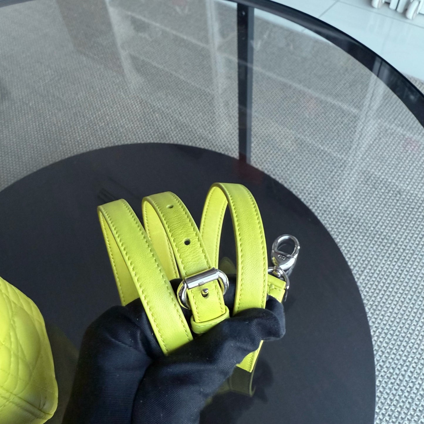 Lady Mini - Sangle réglable en cuir d'agneau Cannage jaune et métal argenté — Kovancy