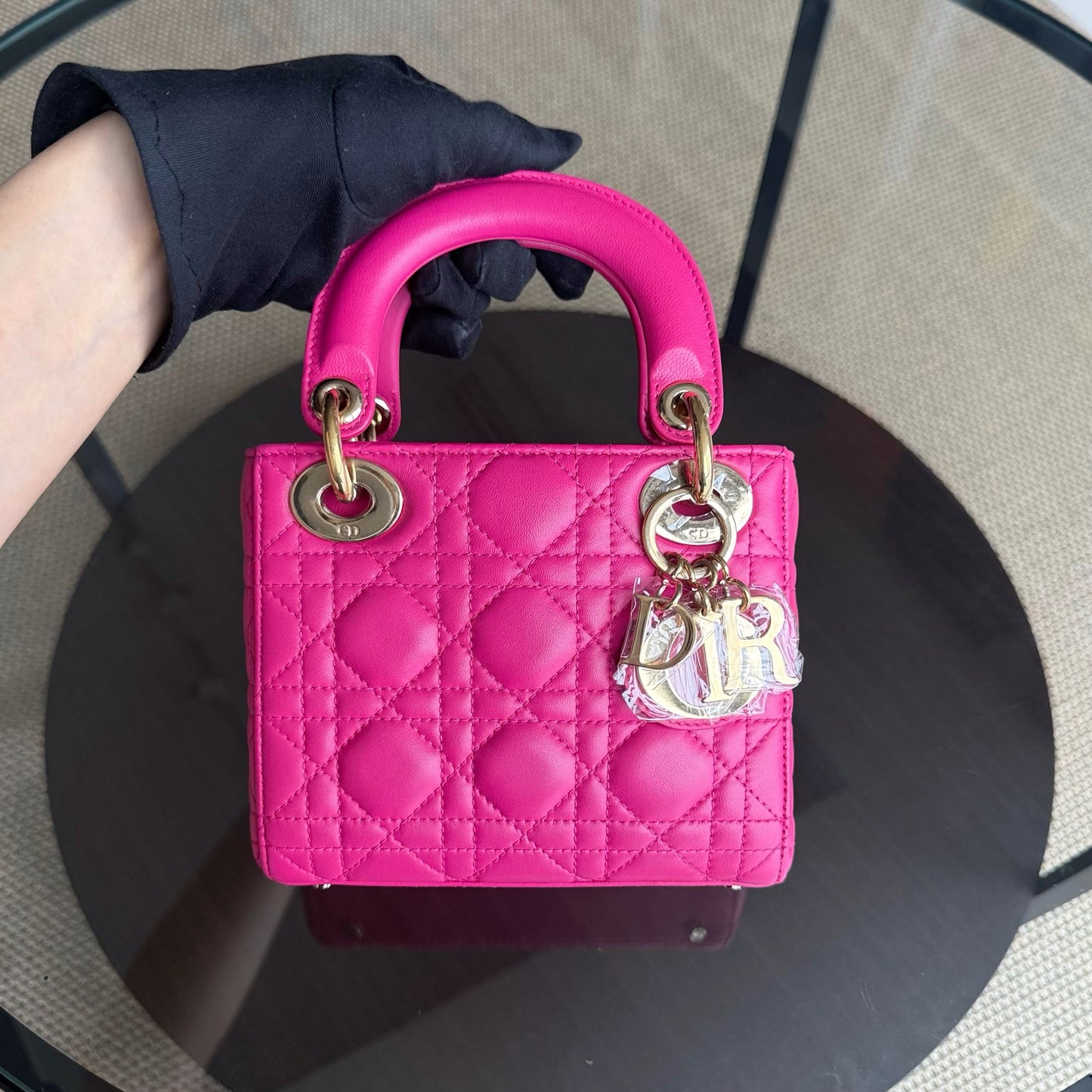 Lady Mini - Bandoulière réglable en cuir d'agneau Cannage rose vif avec quincaillerie dorée — Kovancy