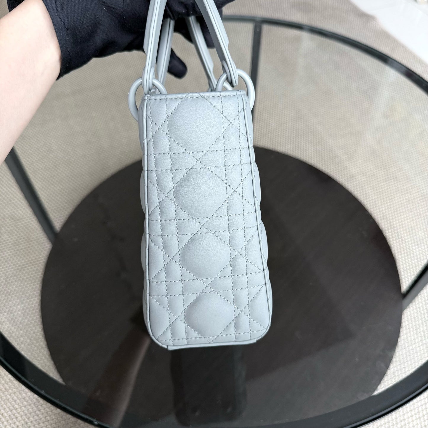 Lady Petit modèle ABC - Cuir de veau gris Cannage entièrement gris, finitions noires — Kovancy