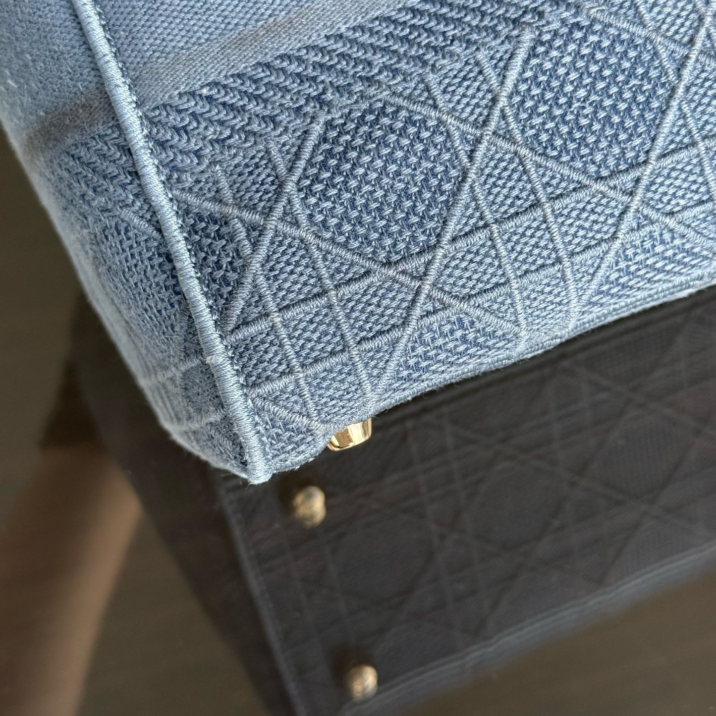 Lady D-Lite - Cannage brodé bleu denim clair avec accessoires dorés — Kovancy
