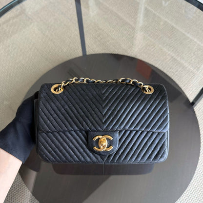 Sac à rabat saisonnier Chanel Small - 23 cm Surpiqué CC Médaillon à chevrons Rabat Chevron Cuir de chèvre Noir Quincaillerie dorée Series 20