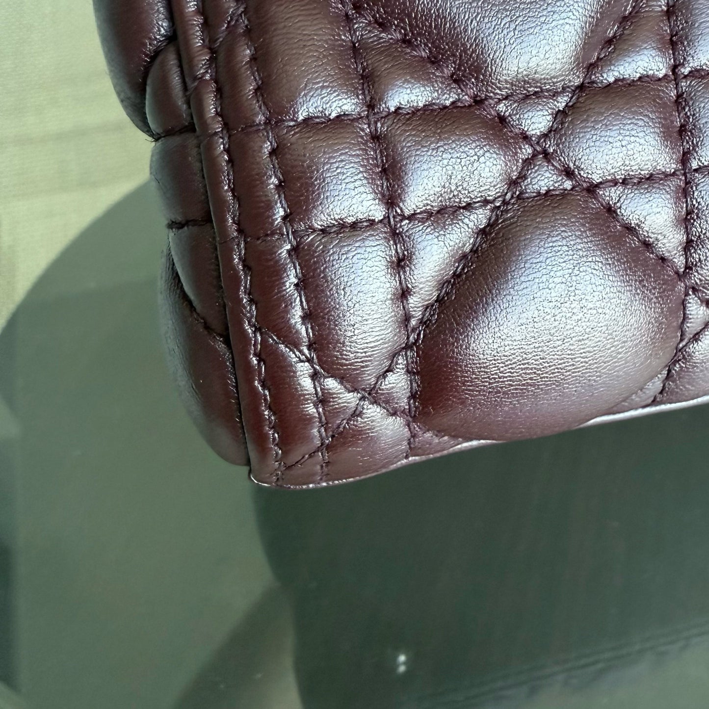 Lady Moyen - Cuir d'agneau Cannage Bordeaux foncé Rouge Quincaillerie dorée SANS SANGLE — Kovancy