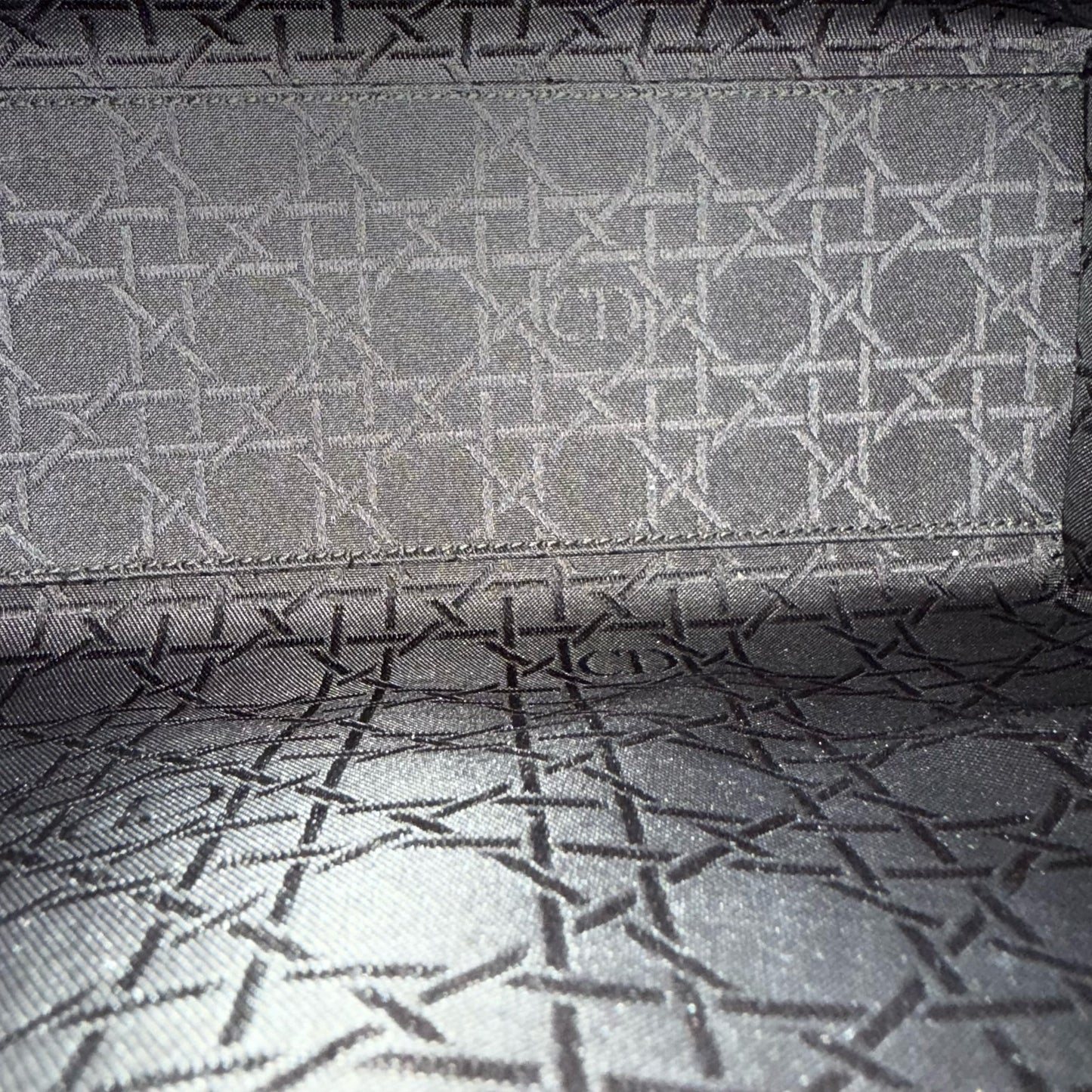 Dior Lady Taille moyenne - Cuir d'agneau Cannage, finitions dorées, sans bandoulière