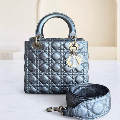 Dior Lady Rabat moyen - Cuir de veau grainé, quincaillerie argentée et dorée métallisée, édition limitée