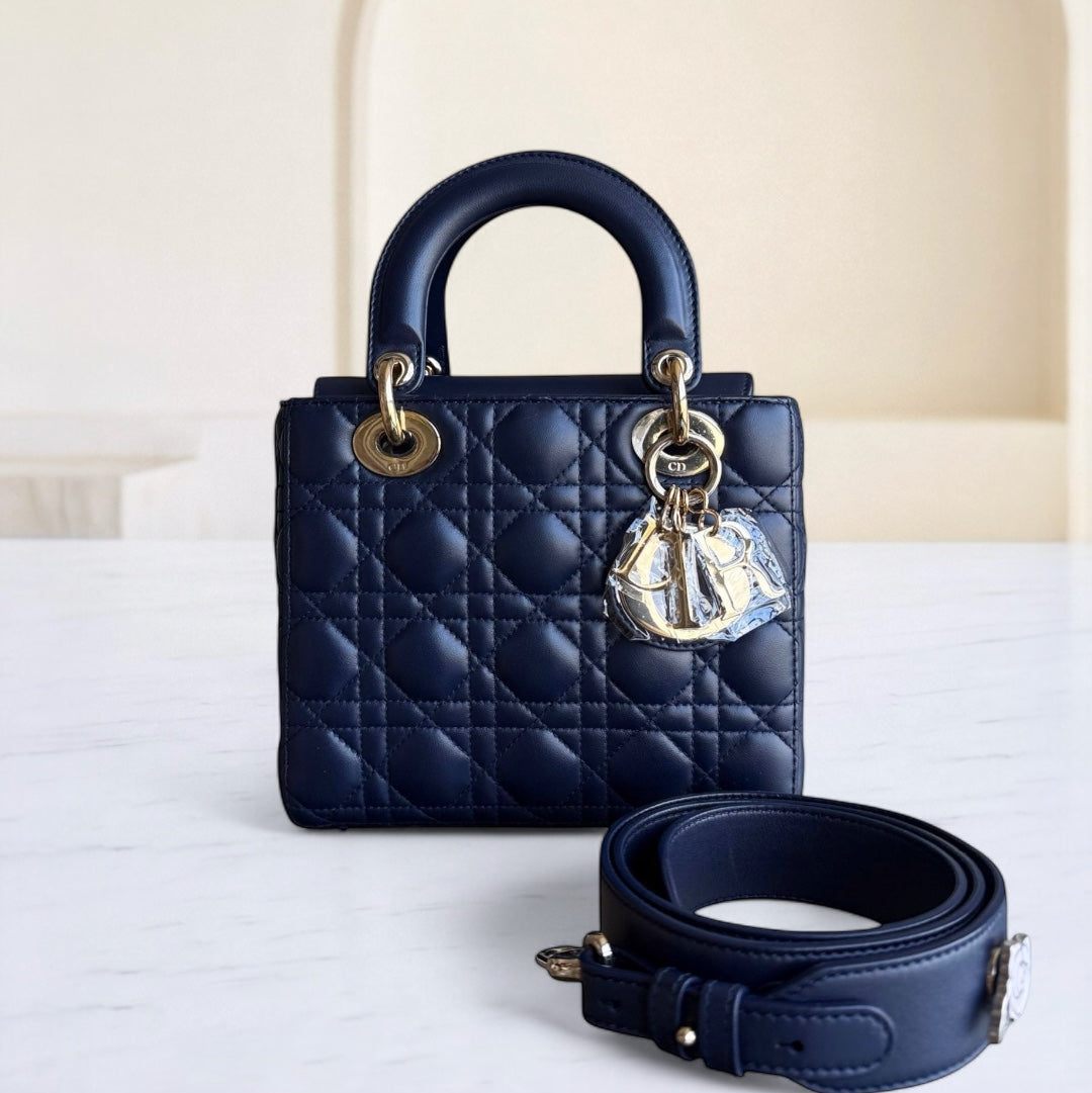 Lady Petit rabat - Cuir d'agneau Cannage bleu marine foncé, accessoires dorés avec breloques — Kovancy