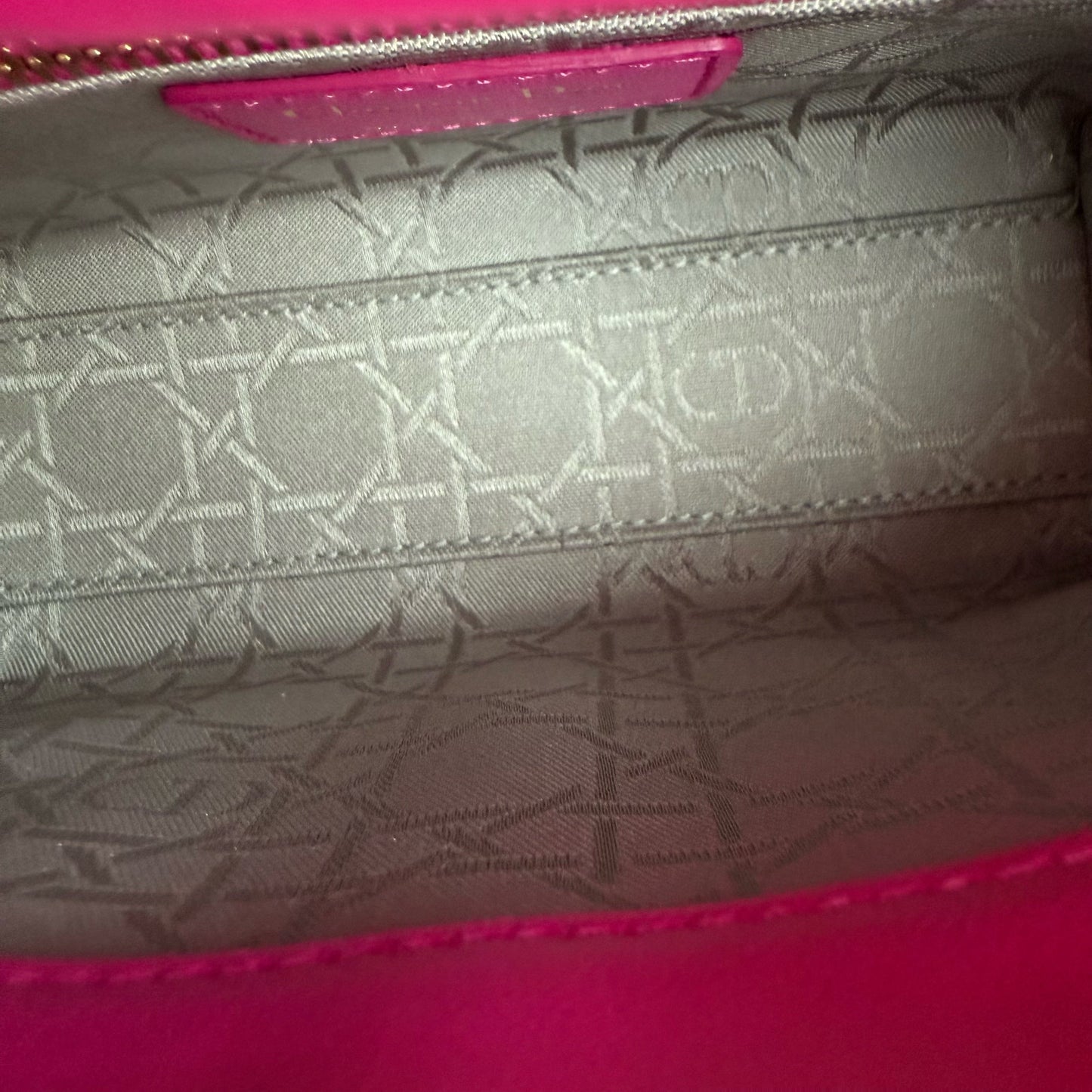 Lady Mini - Bandoulière en cuir d'agneau Cannage rose vif avec chaîne et quincaillerie dorée — Kovancy