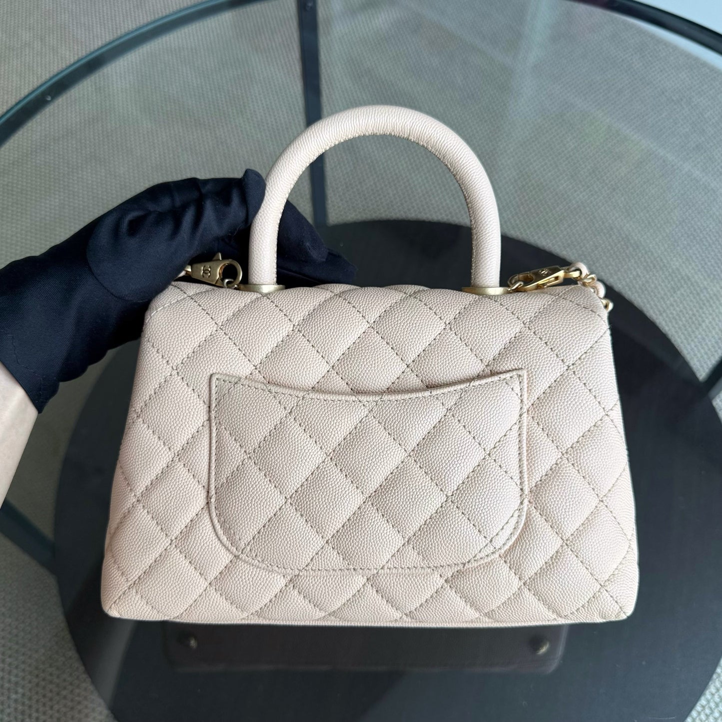 Sac Chanel Coco Handle petit modèle - Beige matelassé caviar, finitions dorées Series 24