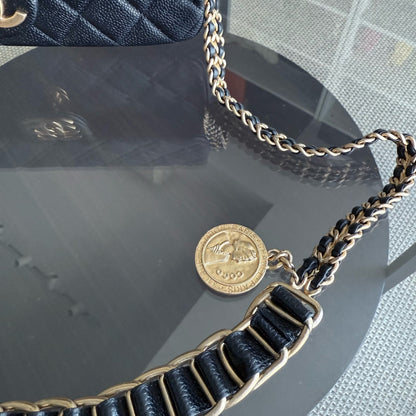 Sac à rabat saisonnier Chanel - Médaillon matelassé Caviar Soul Black Caviar Gold Hardware Microchip