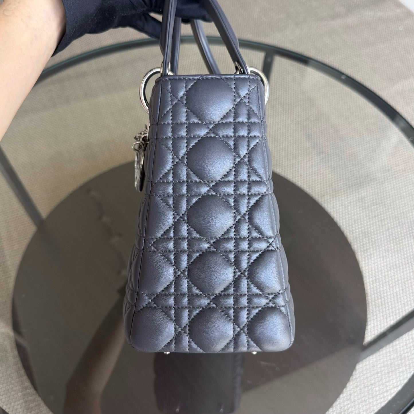 Lady Moyen - Cuir d'agneau Cannage gris foncé, finitions argentées — Kovancy