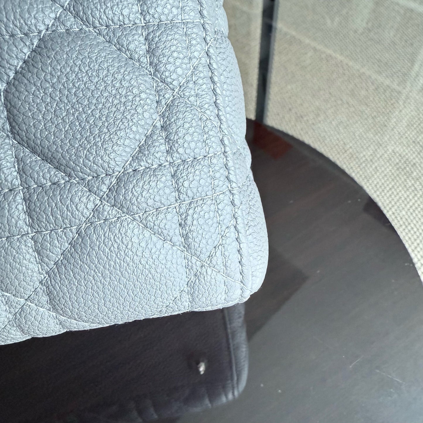Lady Grand - Cuir de veau grainé Caviar Cannage Gris Accastillage argenté — Kovancy