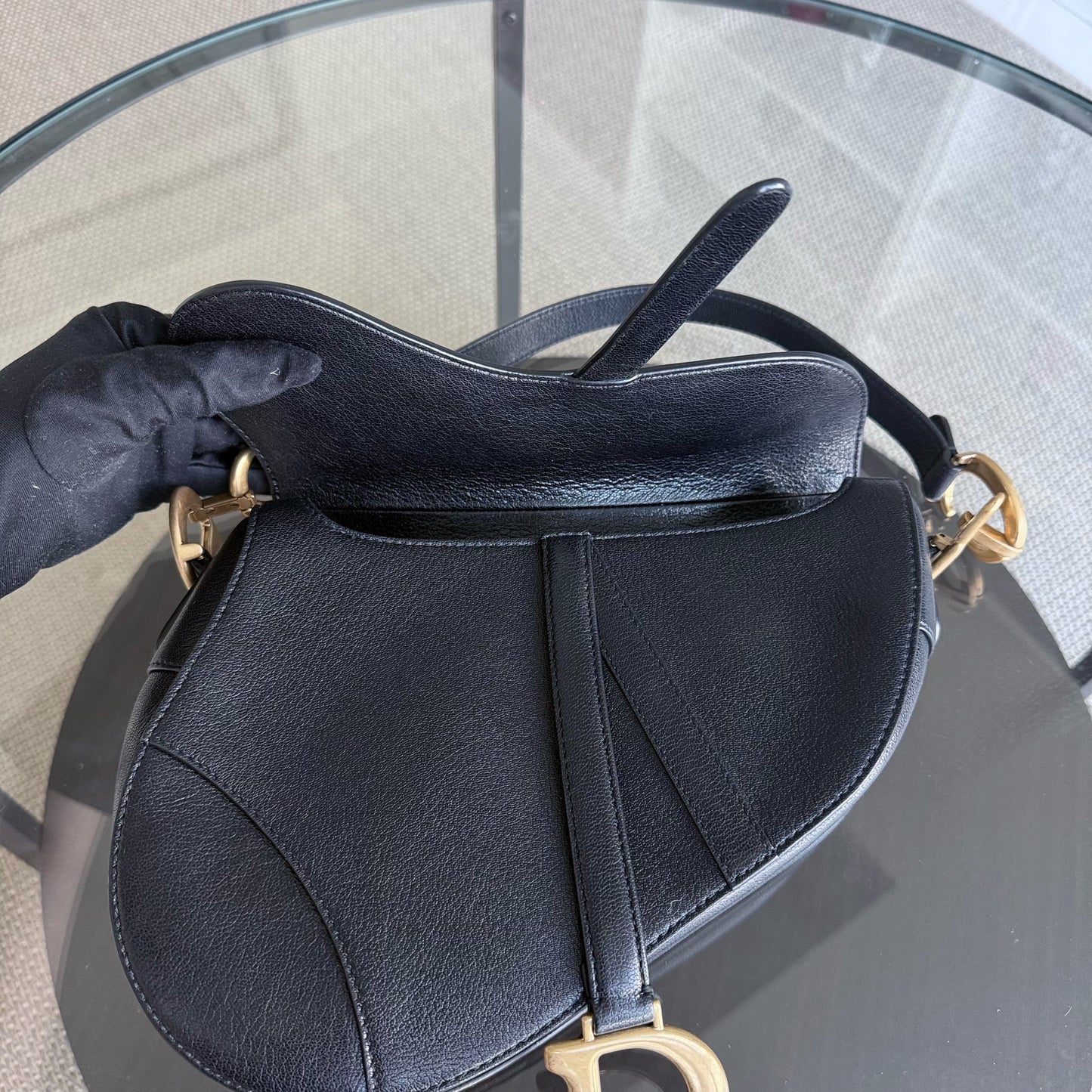 Selle Medium - 25 cm en cuir de veau noir et finitions dorées — Kovancy