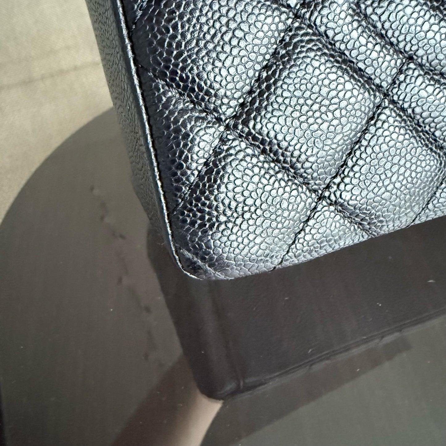 Sac cabas Chanel PST Petite - Cuir de veau grainé matelassé caviar, finitions noires et dorées