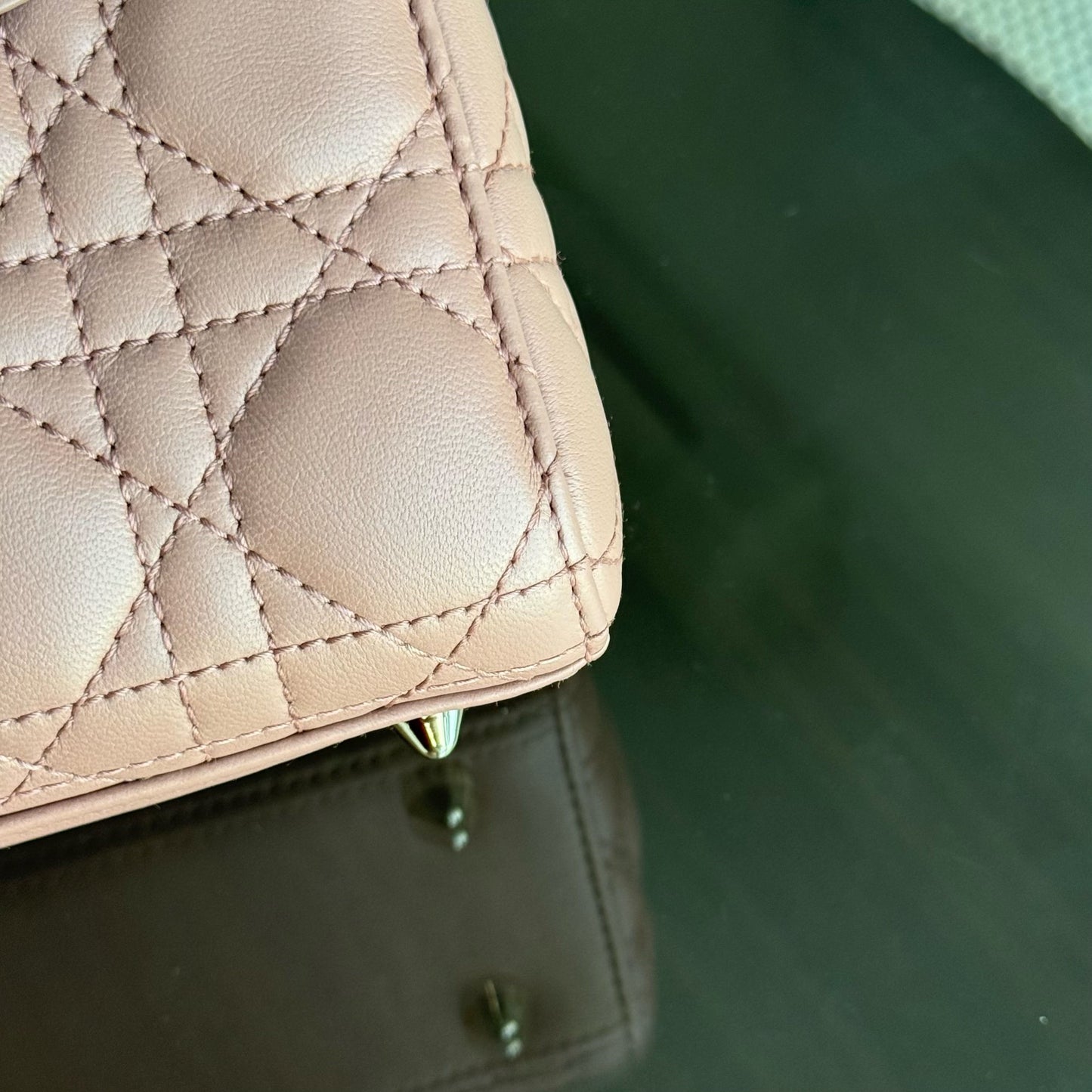 Lady Petit rabat - Cuir d'agneau Cannage, rose blush, quincaillerie dorée — Kovancy