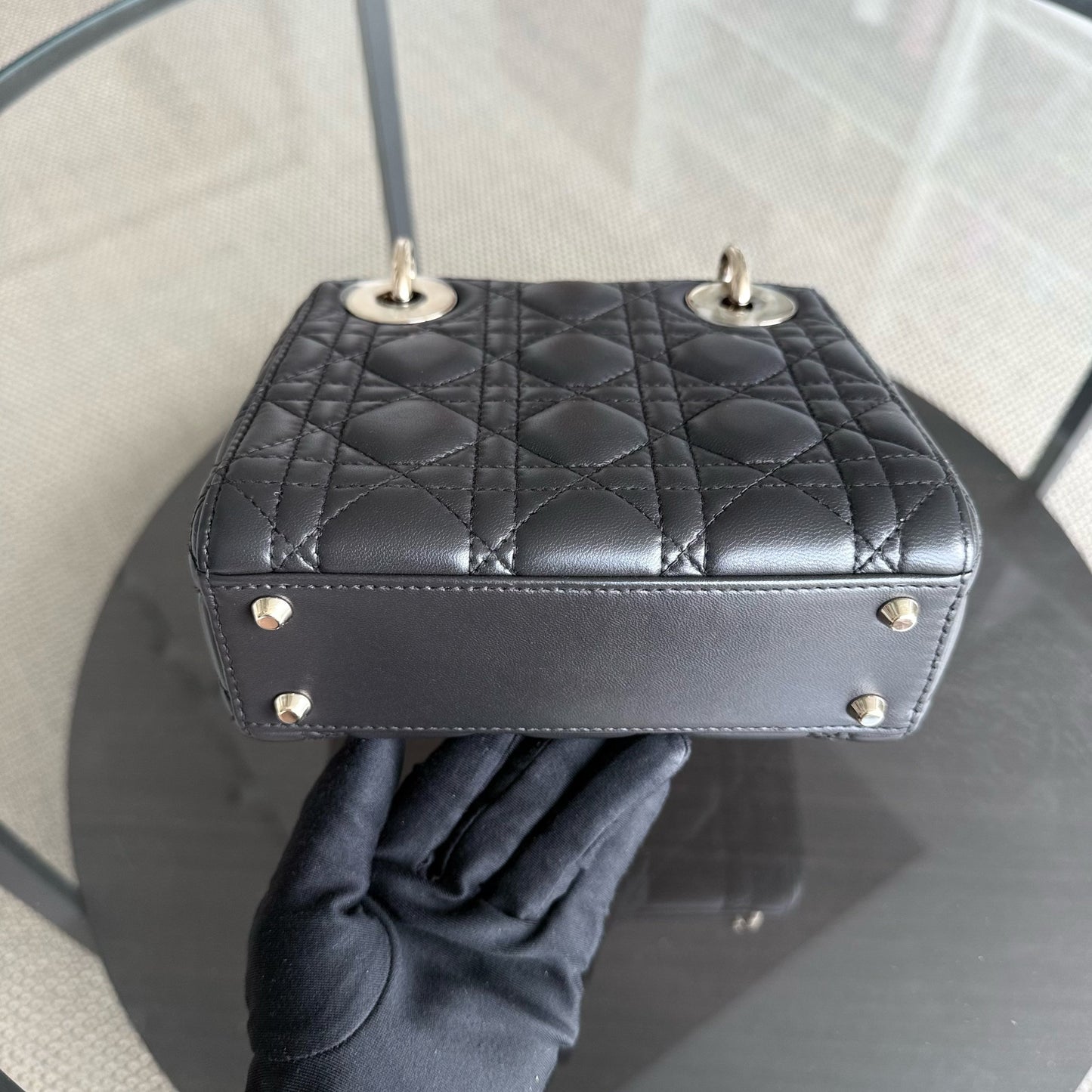 Lady Mini - Sangle chaîne en cuir d'agneau Cannage gris foncé avec quincaillerie dorée — Kovancy