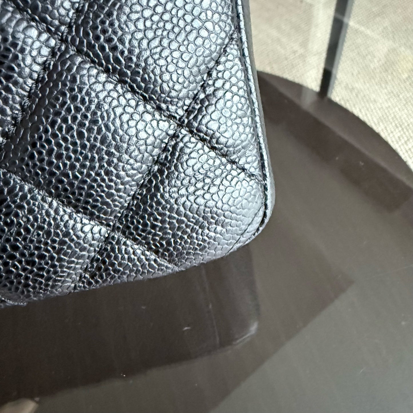 Sac cabas Chanel PST Petite - Cuir de veau grainé matelassé caviar, finitions noires et dorées