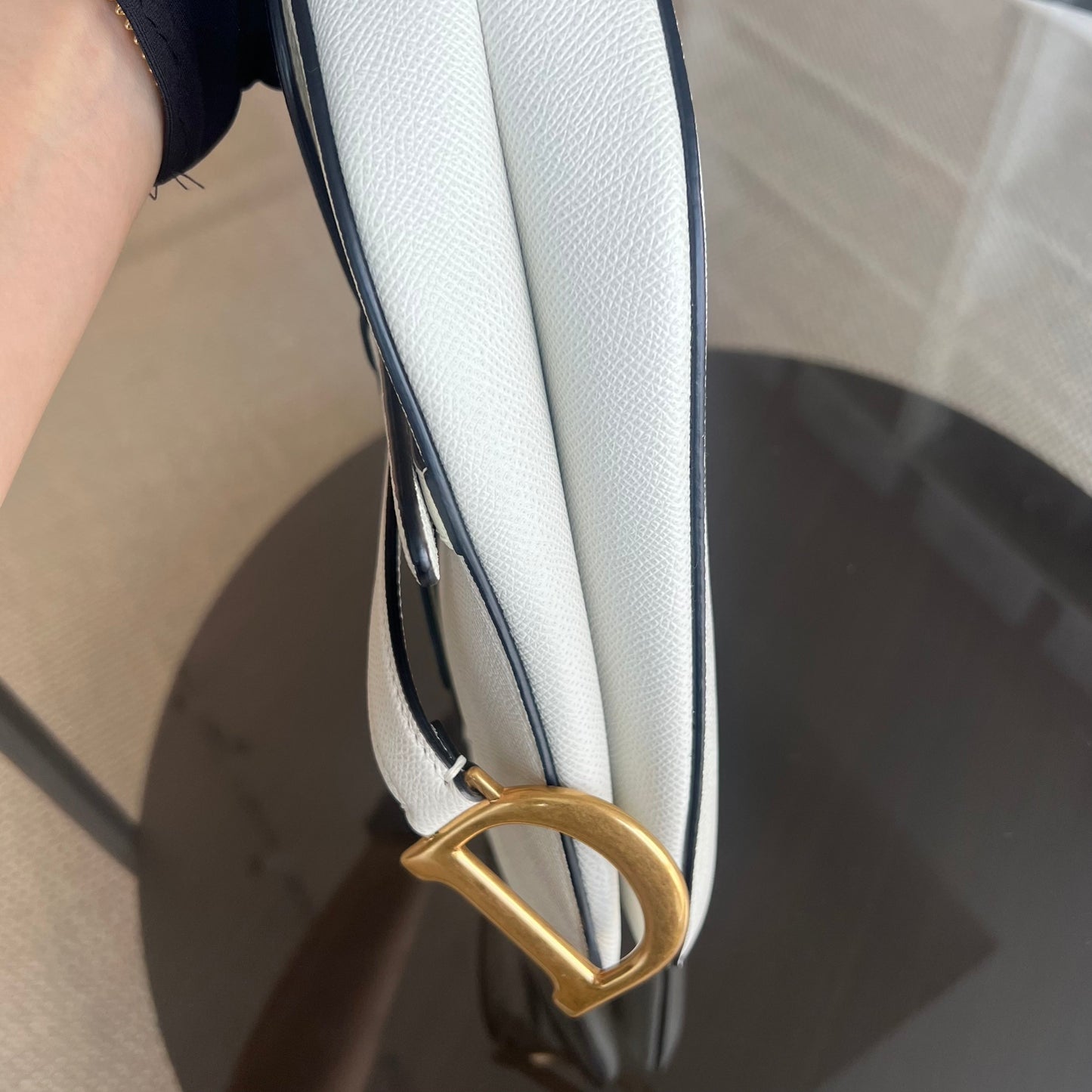 Saddle Medium - Cuir de veau grainé, finitions en or blanc — Kovancy