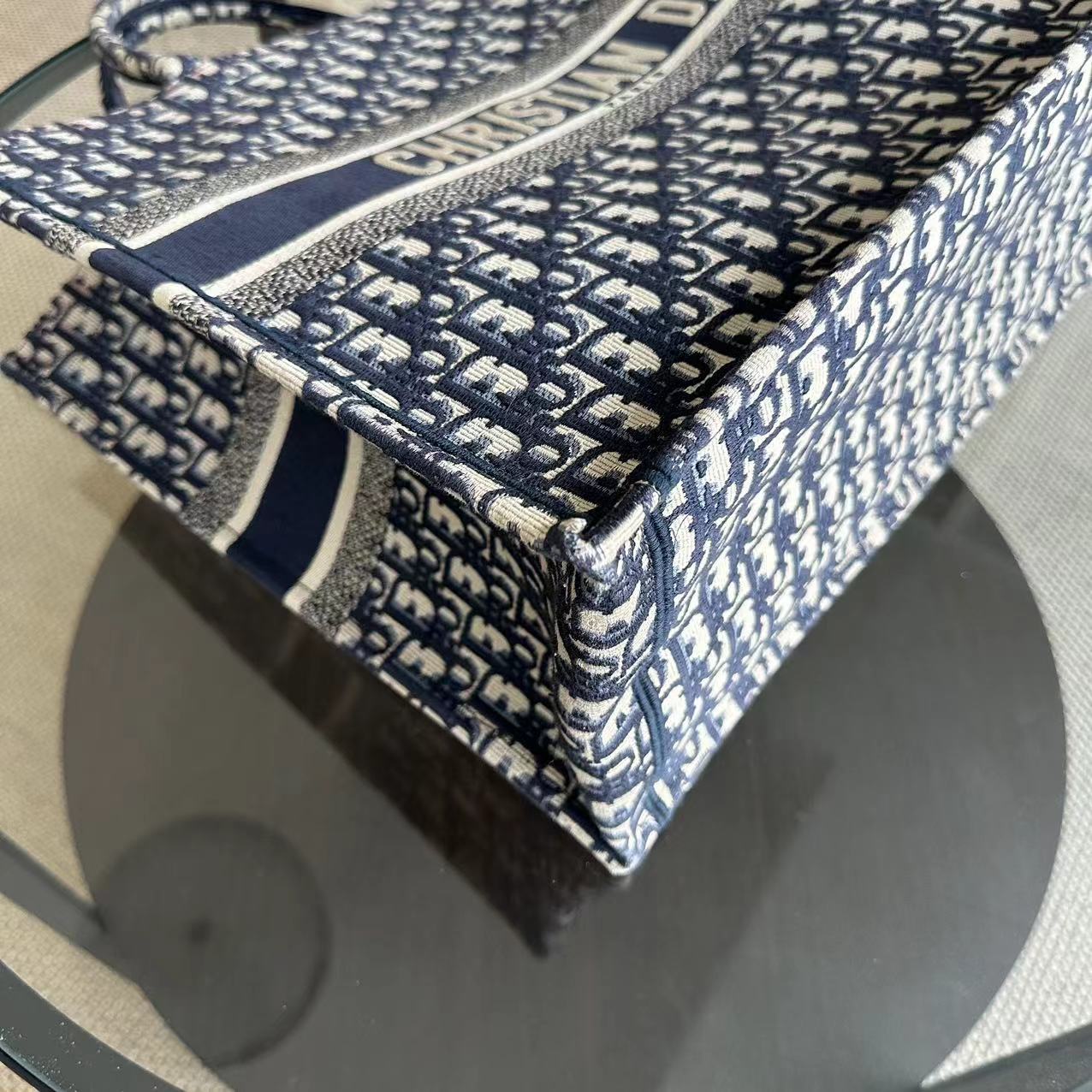 Sac fourre-tout Dior Book - Grand modèle en toile monogrammée bleu foncé