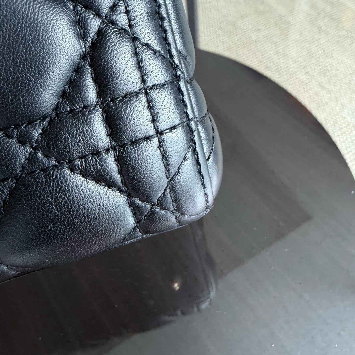 Lady Moyen - Cuir d'agneau Cannage noir Quincaillerie dorée SANS SANGLE — Kovancy