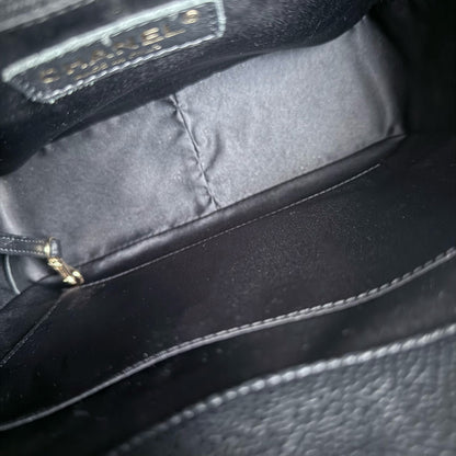 Sac cabas Chanel PST Petite - Cuir de veau grainé matelassé caviar, finitions noires et dorées